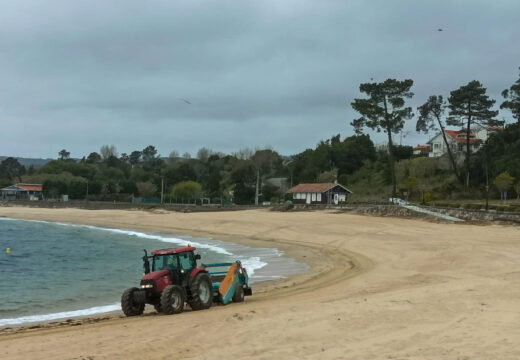 Labores de limpeza das praias e contorna dos paseos na Pobra